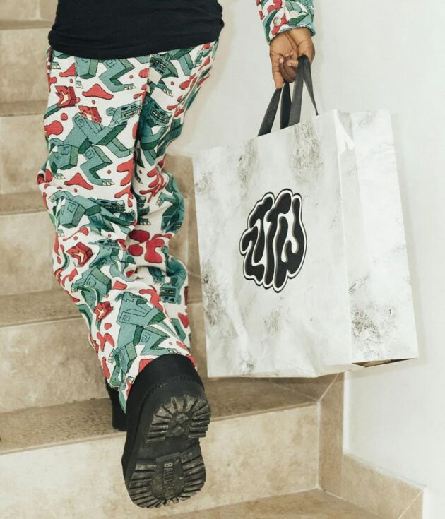 Marble texture shopping bag with bold logo